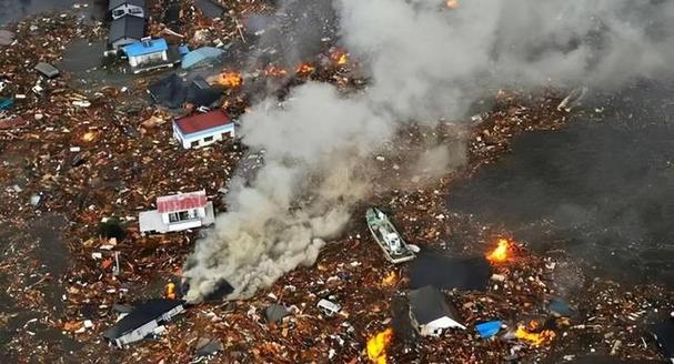 2025全年免费资料大全和火山喷发时游客急逃与火山喷发急救