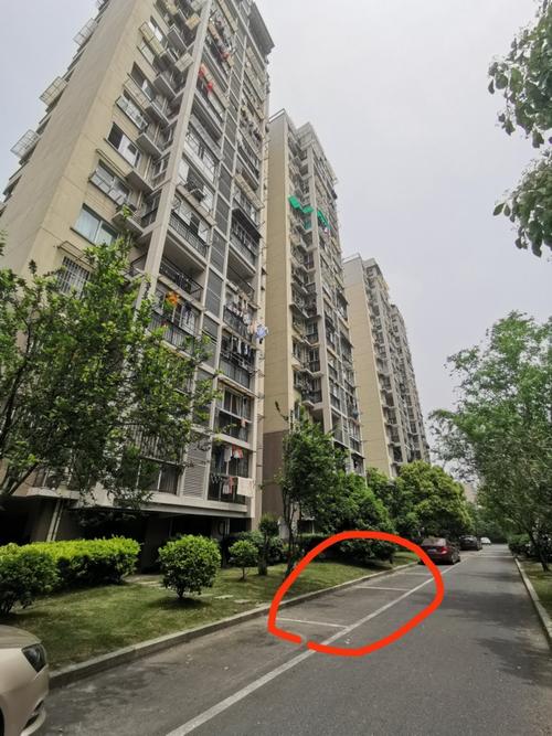 新澳门2025最新款免费和天降花盆砸路人脚边与花盆坠落将人砸死